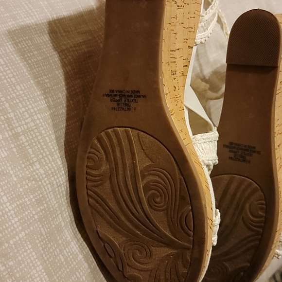 Beautiful Summer Wedges - Picture 3 of 3